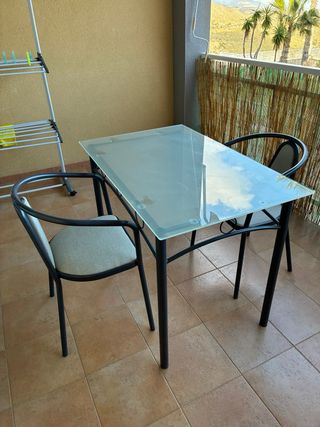 Mesa cristal y 2 sillas metal + 6 sillas con mesa