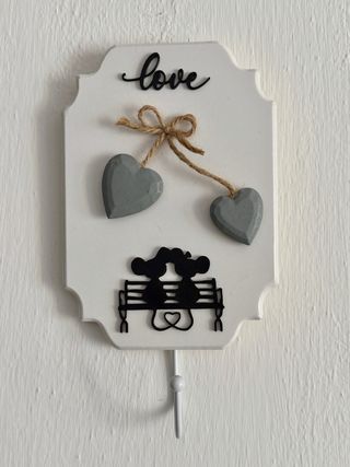 Appendino in legno decorato