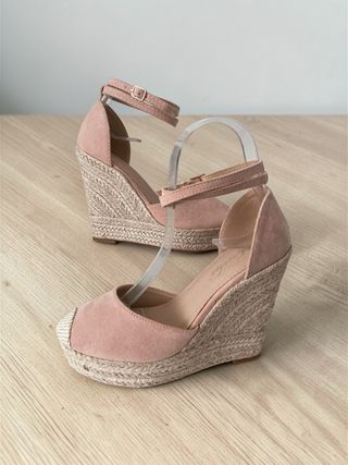 Sandalias de cuña rosa y beige