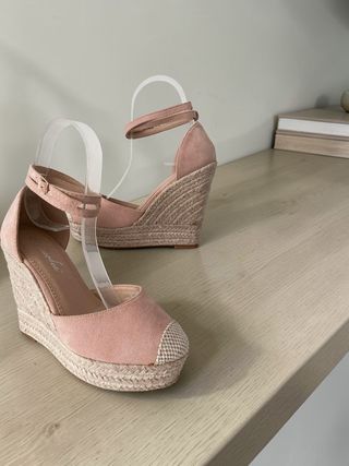 Sandalias de cuña rosa y beige