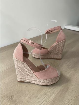 Sandalias de cuña rosa y beige