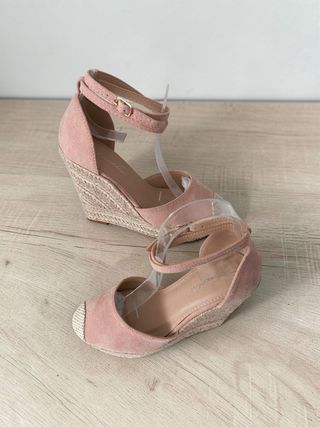 Sandalias de cuña rosa y beige