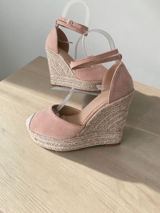 Sandalias de cuña rosa y beige