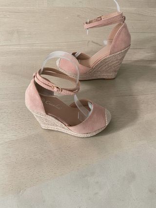 Sandalias de cuña rosa y beige