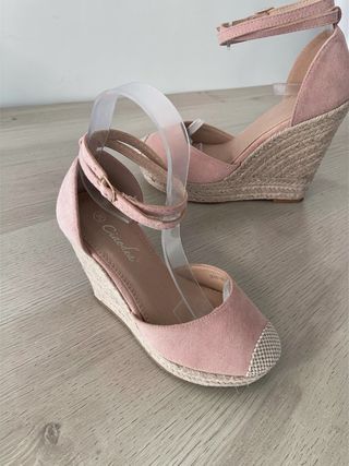 Sandalias de cuña rosa y beige