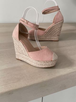 Sandalias de cuña rosa y beige