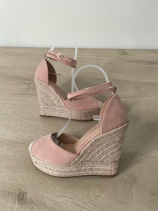 Sandalias de cuña rosa y beige
