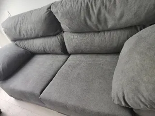 Sofá gris de tela