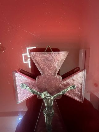 Crocifisso su base in vetro rosa