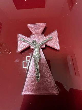 Crocifisso su base in vetro rosa