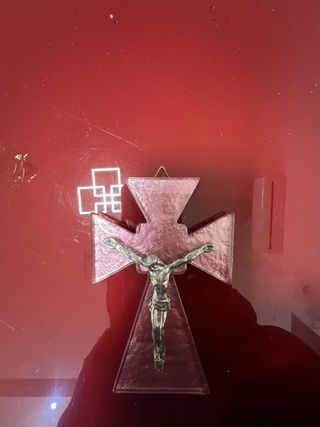 Crocifisso su base in vetro rosa