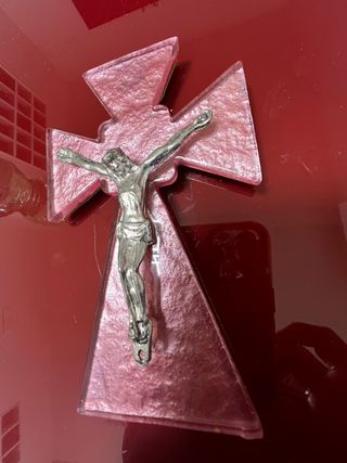 Crocifisso su base in vetro rosa