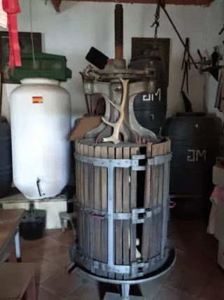 Antica pressa per vino in legno