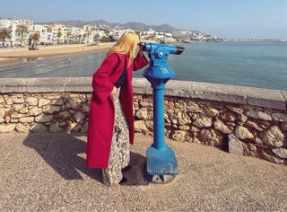 Abrigo largo rojo con cinturón