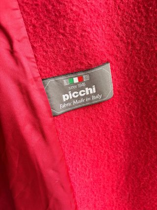 Abrigo largo rojo con cinturón