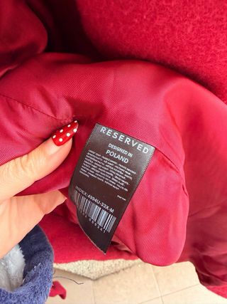 Abrigo largo rojo con cinturón