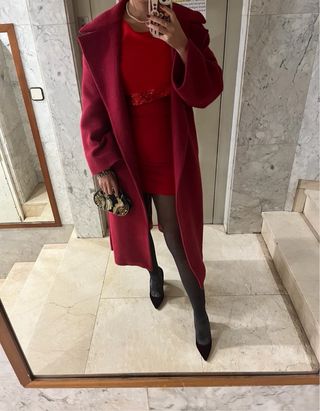 Abrigo largo rojo con cinturón