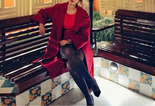 Abrigo largo rojo con cinturón