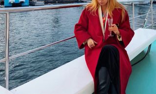 Abrigo largo rojo con cinturón