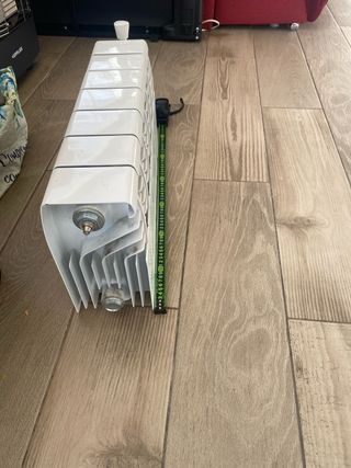 Radiador de agua blanco. Modelo DUBAL 30