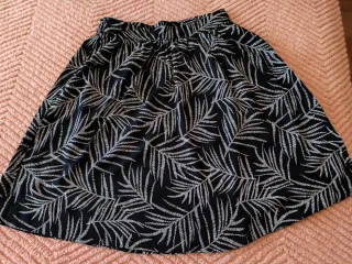 Falda C&A Estampado Hojas Negro T M