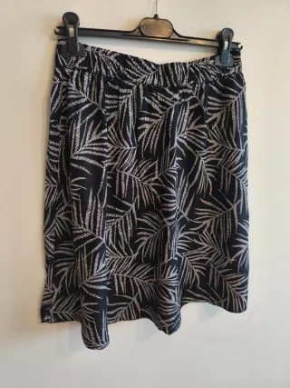 Falda C&A Estampado Hojas Negro T M