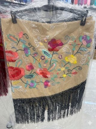 Manton beige bordado con flecos