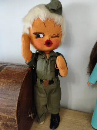 Muñeca militar fieltro antigua