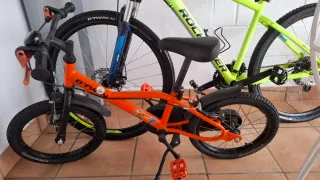 Bicicleta infantil naranja + coche eléctrico