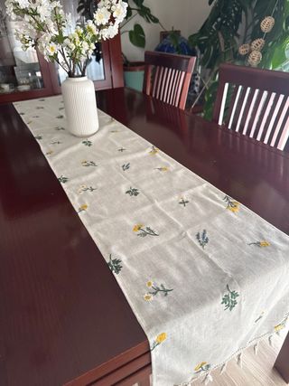 Mesa de comedor de madera oscura y 4 sillas.