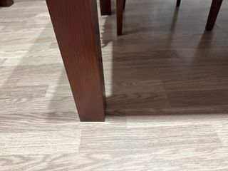 Mesa de comedor de madera oscura y 4 sillas.