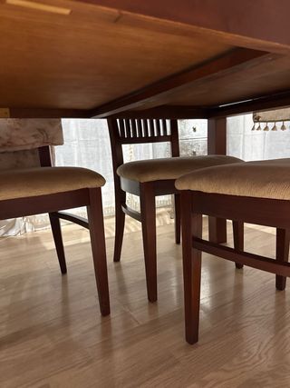 Mesa de comedor de madera oscura y 4 sillas.