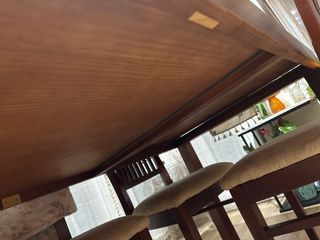 Mesa de comedor de madera oscura y 4 sillas.