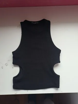 Top negro Stradivarius talla XS con cortes