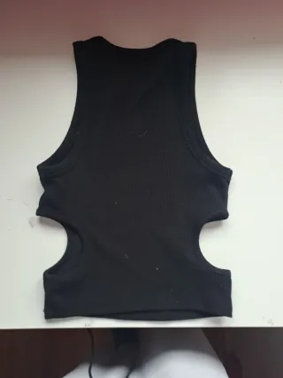 Top negro Stradivarius talla XS con cortes