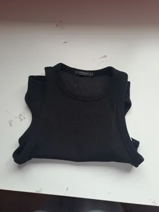 Top negro Stradivarius talla XS con cortes