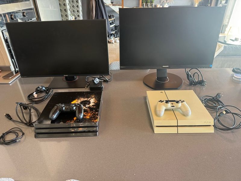 1 ps4 pro, 1 ps4, 1 Asus screen, 1 philps screen