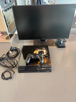 1 PS4 Pro, 1 PS4, 1 schermo Asus, 1 schermo Philips