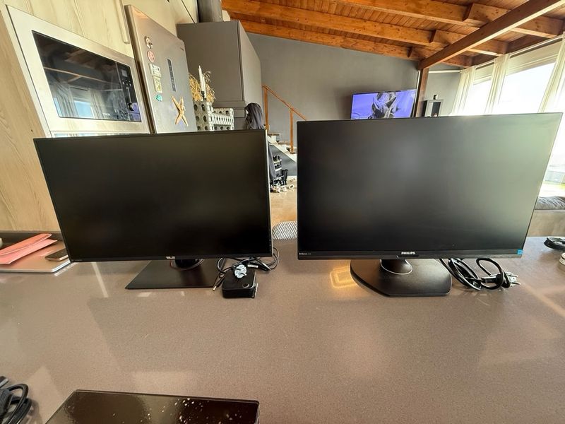 1 ps4 pro, 1 ps4, 1 Asus screen, 1 philps screen afbeelding 2