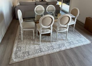 Mesa de comedor de cristal y sillas