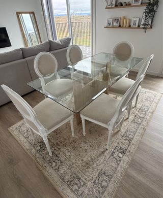Mesa de comedor de cristal y sillas