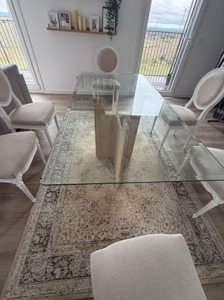 Mesa de comedor de cristal y sillas