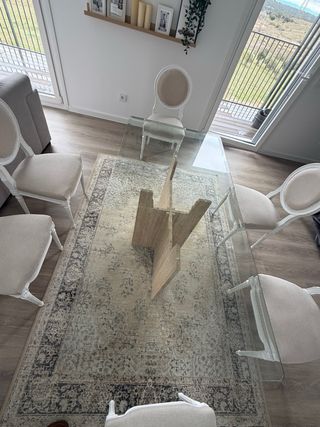 Mesa de comedor de cristal y sillas