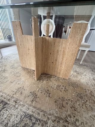 Mesa de comedor de cristal y sillas