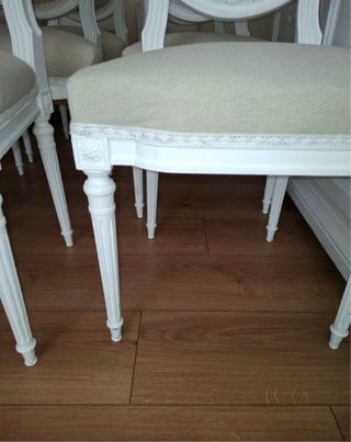 Mesa de comedor de cristal y sillas