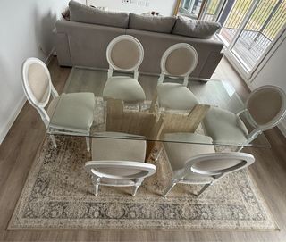 Mesa de comedor de cristal y sillas