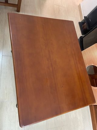 Mesa de comedor de madera