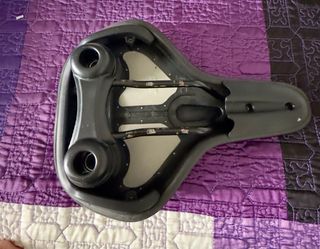 Sillín de bicicleta negro + almohadilla