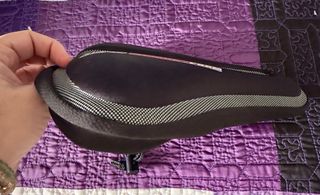 Sillín de bicicleta negro + almohadilla