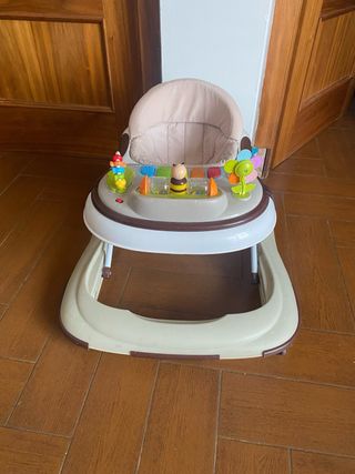 Caminador infantil con juguetes